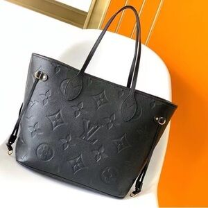 Louis Vuitton Neverfull MM/Medium Tote Bag with Pouch